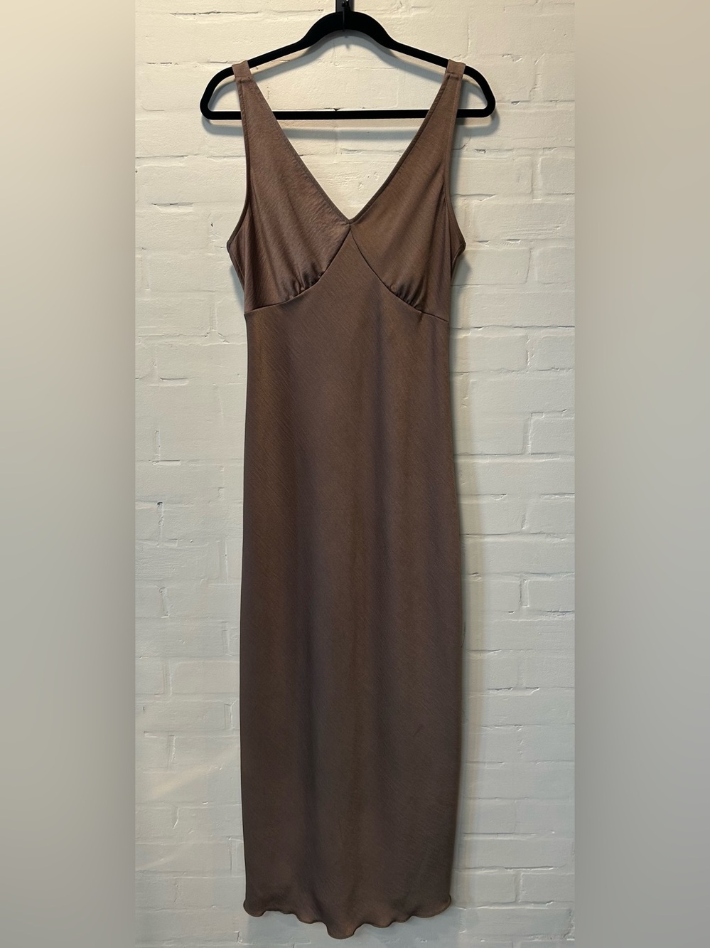 Bebe NWT Mocha Shimmer Satin V-Neck Midi Slip Dress Size M Neutral Glam Y2K